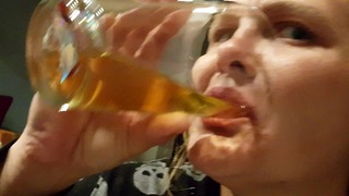 Shelby DRINKS FULL 16oz sklenice YELLOW PISS. Roubík polykání nenávisti