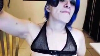 Fantastisk Sexy Goth deepthroat en jätte svart dildo