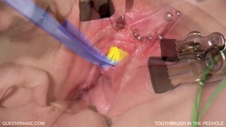Cepillo de dientes en peehole