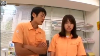 Asiatische Kassiererin von ihrem Kollegen im Laden gefickt