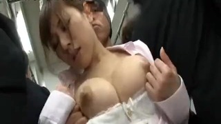 Japonais tâtonner dans un train