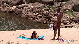 Le mec noir armé massif ramassant sur la plage nudiste. Tellement facile, quand on est armé d'un tel tromblon.