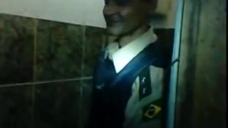 Бич пьяный сосет настоящий офицер полиции в ванной