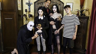 Familystrokes - Halloween Cosplay Fest slutter med uhyggelig familiegruppeeks