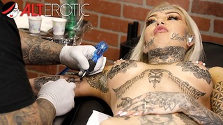 Amber Luke se masturba mientras toma tatuada