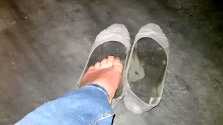 Mijn erg vuile huishoudschoenen en mijn stinkende voeten (Frans gesproken)