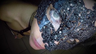 Hollandsk babe med maske sutter stor pik og modtager en øjen ansigtsbehandling hendes øje fuld af sperm