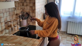 Latika Jha – Lj 015 – Adolescente indiano asiático com seios enormes sendo fodido em sua cozinha amadora