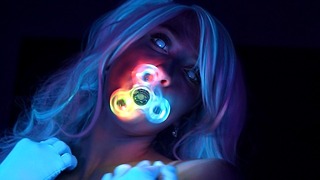Secretcrush4k – Glowing Neon Babe driller din pik med hendes ideelle krop Pmv