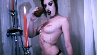Vampire Goth spielt mit Kerzen