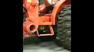 Amatérská farmářka masturbující a orgasmus na traktoru