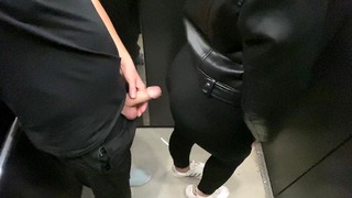!!! Leggings Neuken Lift Neuken Russisch model Zwarte legging Vast in de lift Sperma overal Echte openbare seks Vreemdeling Pijp onzichtbaar Neuken Vast El