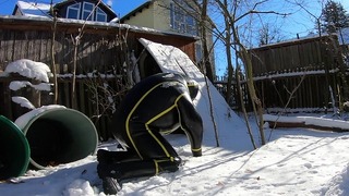 Nafukovací těžký gumový kyborgský oblek ve sněhu při minus 10 stupních