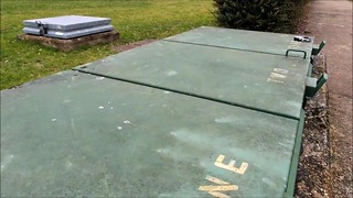 Ryzykowny publiczny piesek na ławce w parku i lodzik