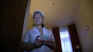 Publicagent anna kournikova mirada como follada en traje de sirvientas