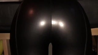 Legjobb segg a Leather Pant Re-benceive Ki és Feszes Pussy Get Fingered és Fucked Által Nagy Pénisz