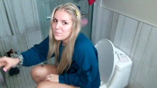 Wunderschönes Mädchen pisst lange und hart in Toilette