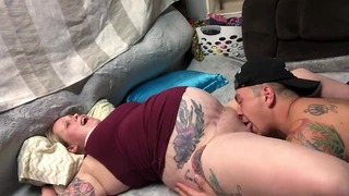 Sexy schwangere Kate Gordon Flash testet ein Schwanzring-Tandem