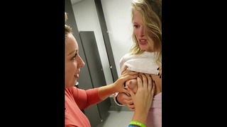 Mff Breastfeeding Squirting Threesome σε Δημόσια τουαλέτα