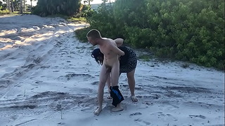 Časť 1 Policajtka prinúti chlapa vyzliecť si kufre a vyzliecť sa vonku na pláži – ponižujúci striptíz