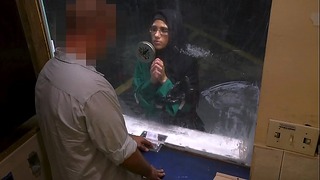 Εκτέθηκαν Άραβες - Όμορφη Μουσουλμάνος πρόσφυγας χρειαζόταν ένα χέρι βοήθειας, αντ' αυτού είχε κόκορα