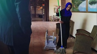 Az arabok lelepleződnek – Szegény házmester extra pénzt kap a főnöktől szexért cserébe