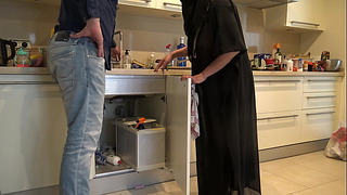 Британський сантехнік трахкає мусульманина Milf На її кухні