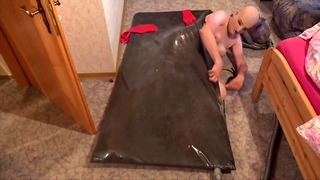 Doll Go To Bed – Doll Wet In Vacbed
