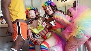 Freeuse Fantasy – Kimmy Kim и Aubree Valentine празнуват месеца на гордостта с малко междурасов хардкор