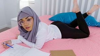 Hijab Hookup – Dögös muszlim tini Hidzsáb Twerksekkel, hatalmas, kerek zsákmányával a Lucky Stud POV stílusához