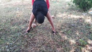 Indický moslim Bhabhi vonku na verejnosti cvičí nahú jogu riskantné sólo močenie