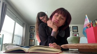 Lésbica Mia Thorne Vamos trans companheiro de quarto usar gratuitamente foda enquanto lê um livro