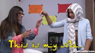 Mia Khalifa - Estrella porno árabe tetona entrena a su amiga musulmana a chupar pollas