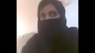 Мюсюлманско горещо Milf Изложете циците й във видеоразговор