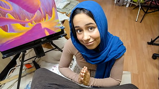 Moslim stiefzus houdt haar hijab aan terwijl ze stiefbroer neukt - Dania Vega