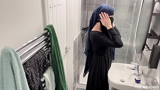 Omg! Ich wusste nicht, dass arabische Mädchen das tun. Eine versteckte Kamera in meiner Mietwohnung hat ein muslimisches arabisches Mädchen im Hijab erwischt