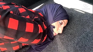 Omg !! Untreue muslimische Frau wird gefesselt im Kofferraum seines Nachbarn gefunden, er will sie schwängern …