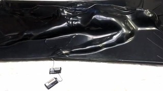 Auto Bondage Orgasm În Vacbed. Băiatul se joacă cu electro castitate și baghetă magică în vacbed când începe