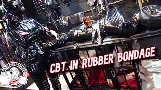 CBT dans le bondage en caoutchouc - Lady Bellatrix tourmente Rubber Gimp dans un teaser de veste droite