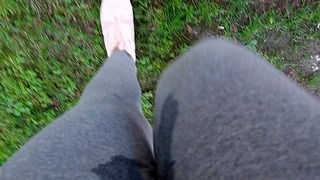 Nicoletta får sine yogabukser helt våde i en offentlig park – ekstrem tisseeksponeret
