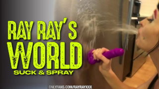 Ray Ray Xxx striscia nudo sul pavimento prima di imbavagliarsi con un vibratore così forte da vomitare