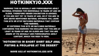Hotkinkyjo en chemise courte, auto-fist anal et prolapsus dans le désert
