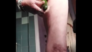 Oma Neukt Harige Kut Met Komkommer