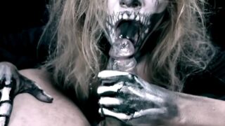 Une fille squelette suce une bite. Horreur Halloween