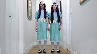 Die Stiefschwestern Jessae Rosae und Val Steele ficken einen Kerl in der Shining-Parodie – vollständiges Video