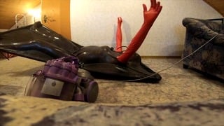 Selbstbondage Im Vakuumbett Seitenansicht